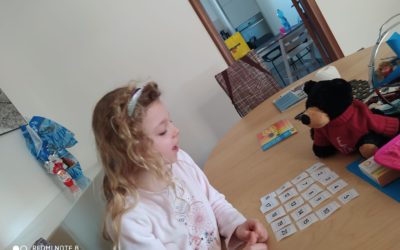 Lettere, numeri, oggetti: i segreti dell’apprendimento ‘a distanza’ nelle prime